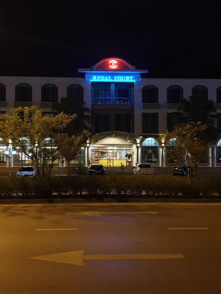 Regal Court Hotel Kuching Exteriör bild